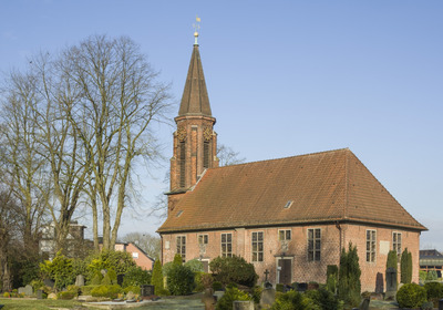 Kirchengebäude umgeben von einem Friedhof