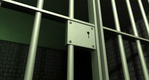 Das Foto zeigt eine verschlossene Gittertür im Gefängnis
