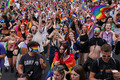 Viele Menschen demostrieren auf dem CSD in Frankfurt am Main, 16. Juli 2022. Bild aufgenommen in der Nähe des Eschenheimer Tors.