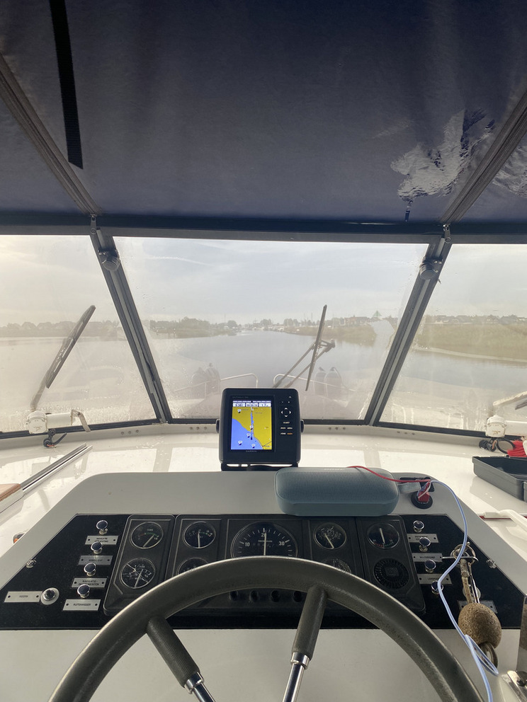 Der Blick vom Steuerstand eines Bootes hinaus auf den Kanal.