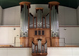 Orgel mit metallisch glänzenden Orgelpfeifen