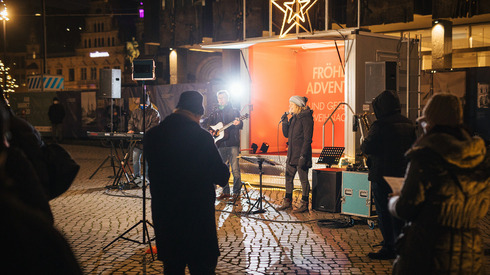 Die mobile Kirche auf dem Alten Marktplatz in Bremen bei Dunkelheit.