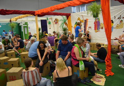 Das Foto zeigt das Oasencafé auf dem Kirchentag, wo man sich ausruhen kann.