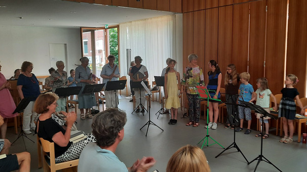 Das Bild zeigt den Flötenkreis Unser Lieben Frauen 2023 im Gemeindehaus