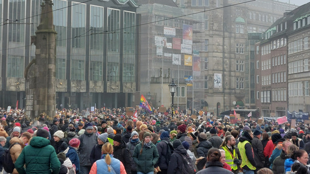 Viele Menschen demonstrieren