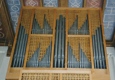 Das Foto zeigt das Orgelpositiv in der Bremer Kirche St. Johann zu Oberneuland. Man sieht die Pfeifen und die Holzschnitzereien