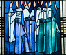 Ein Kirchenfenster in blauen Farbtönen