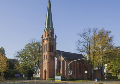 Backsteinkirche an einer Straßenkreuzung