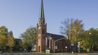 Backsteinkirche an einer Straßenkreuzung