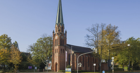 Backsteinkirche an einer Straßenkreuzung