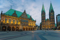 Der alte Marktplatz in Bremen mit dem historischen Rathaus und dem Dom.