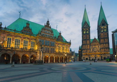 Der alte Marktplatz in Bremen mit dem historischen Rathaus und dem Dom.