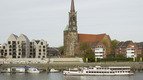 Kirche in der Innenstadt am Ufer der Weser