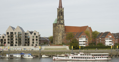 Kirche in der Innenstadt am Ufer der Weser