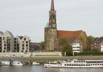 Kirche in der Innenstadt am Ufer der Weser