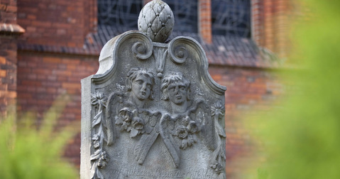 Historischer Grabstein mit Verzierungen