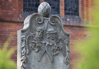 Historischer Grabstein mit Verzierungen