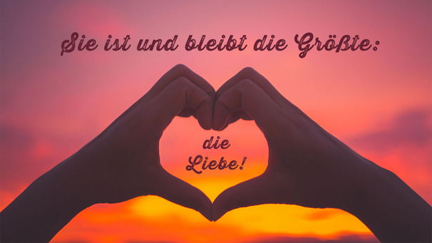 Das Bild zeigt Hände, die zu einem Herz gefaltet sind. Im Hintergrund ist ein Sonnenuntergang sichtbar.