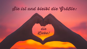 Das Bild zeigt Hände, die zu einem Herz gefaltet sind. Im Hintergrund ist ein Sonnenuntergang sichtbar.