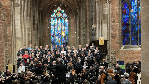 Das Bild zeigt über 70 Mitwirkende bei der Mitsing Kantate im Januar 2025