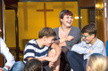 Diakonin Kristina Apelganz mit Jugendlichen in einer Kirche