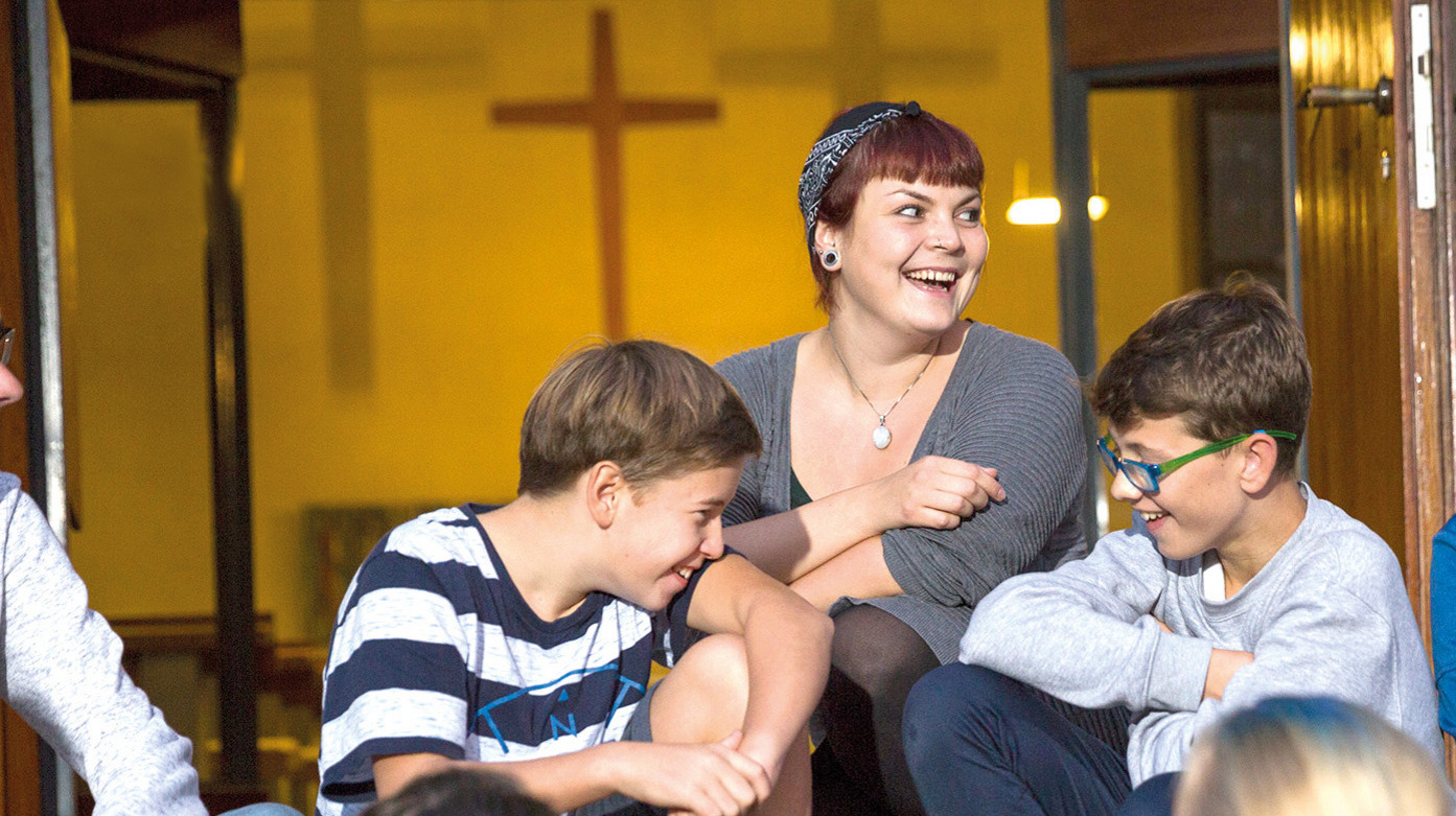 Diakonin Kristina Apelganz mit Jugendlichen in einer Kirche