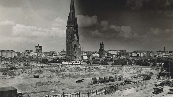 Das Foto zeigt die stark zerstörte Wilhadi-Kirche inmitten einer Kraterlandschaft nach der Bombennacht am 18. August 1944