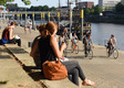 Personen erholen sich am Ufer der Weser in der Innenstadt