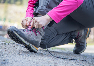 Das Bild zeigt einen Wanderstiefel