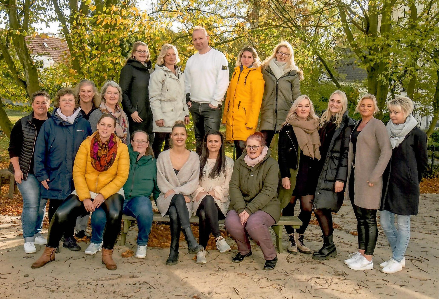 Fröhliches Gruppenfoto des Kita-Teams