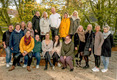 Fröhliches Gruppenfoto des Kita-Teams