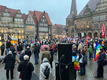 Das Foto zeigt etwa 300 Menschen auf einer Friedens-Kundgebung auf dem Bremer Marktplatz. 