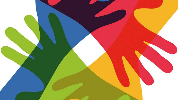 Das Bild zeigt eine Illustration von übereinander gelegten Händen in verschiedenen Farben. Es soll Solidarität und Gemeinschaft ausdrücken.