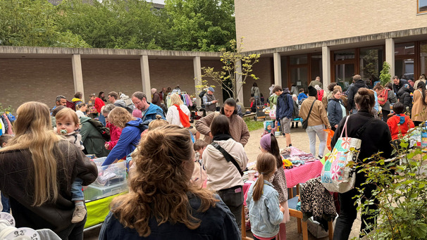 Das Bild zeigt den Kinderflohmarkt Anfang Mai im Gemeindezentrum