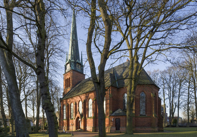 Kirche und viele Bäume