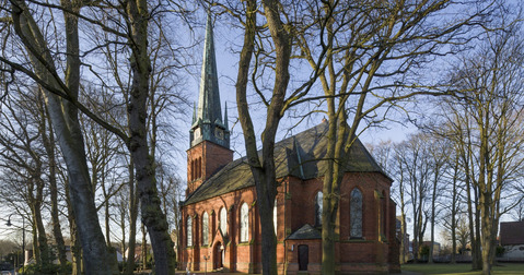 Kirche und viele Bäume