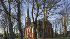Kirche und viele Bäume