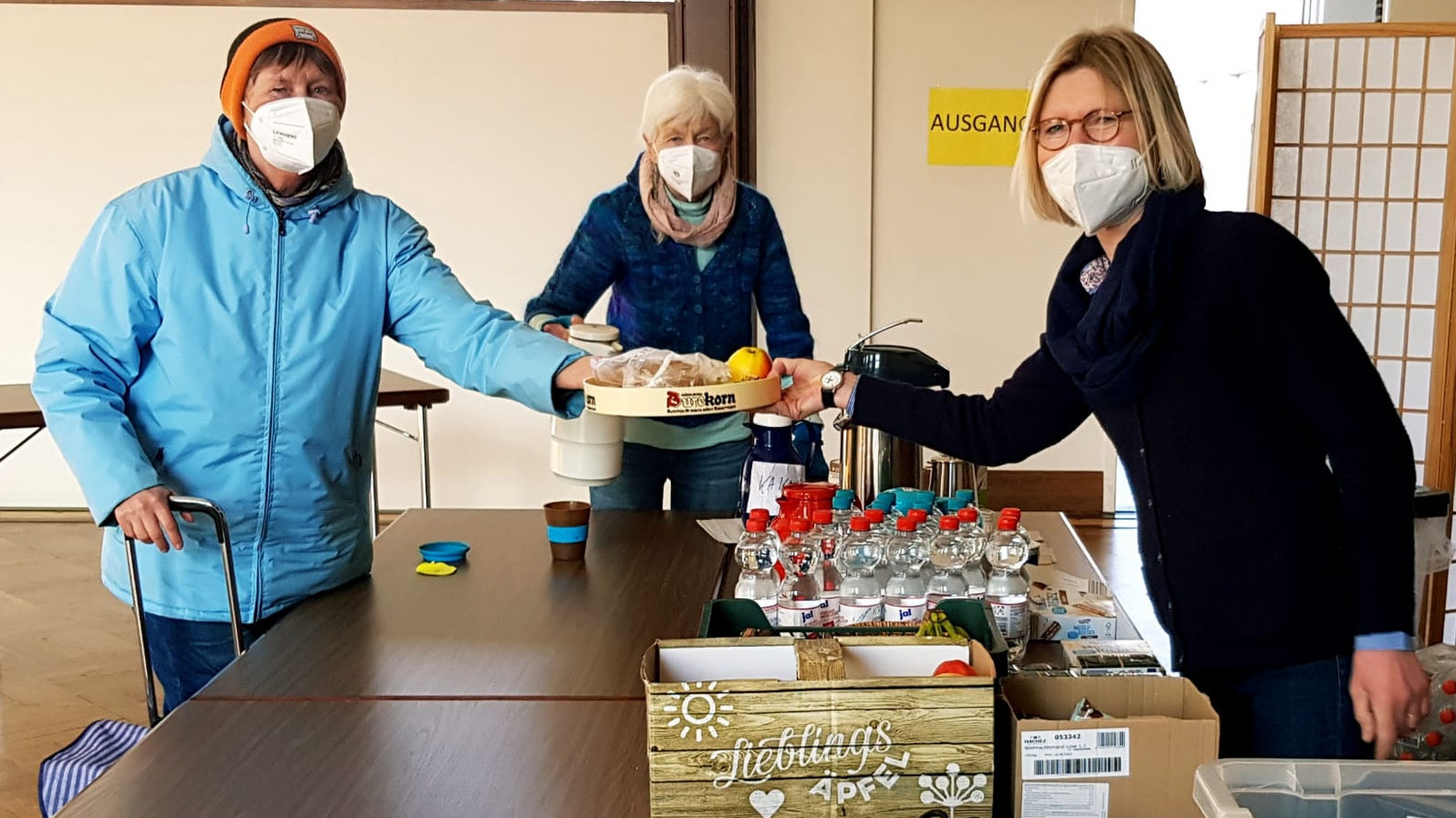 Eine Person bekommt eine Mahlzeit gereicht
