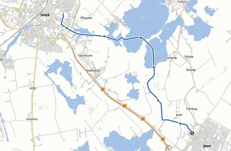 Joure - Sneek Eine Karte zeigt die Route von Joure nach Sneek. Die Strecke wird durch eine blaue Linie markiert. In der Nähe befinden sich Gewässer und einige Ortschaften, unter anderem Offingawier und Oppenhuizen. Die Autobahn A7 verläuft parallel zur Route und ist ebenfalls eingezeichnet.