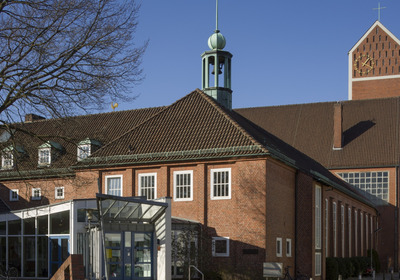 Großes Kirchengebäude aus Backstein.
