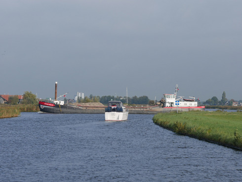Ein Boot fährt auf ein kreuzendes Küstenmotorschiff zu.