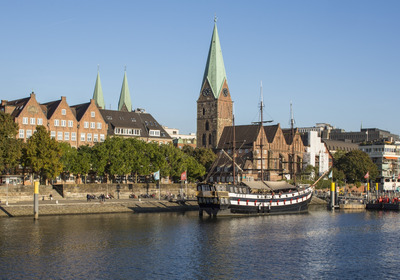 Kirche in der Innenstadt am Flußufer