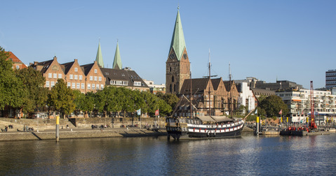 Kirche in der Innenstadt am Flußufer