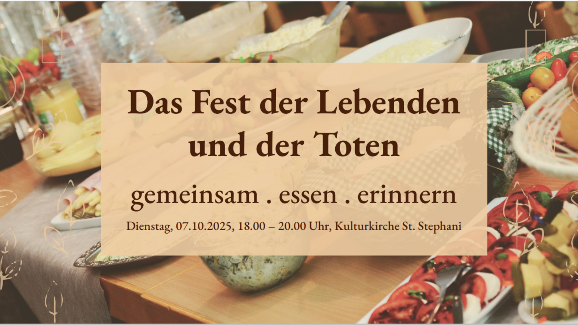 Das Bild zeigt ein liebevoll gedecktes Buffet für eine Veranstaltung mit dem Titel "Das Fest der Lebenden und der Toten". Es lädt ein zu gemeinsamem Essen und Erinnern, am 07. Oktober 2025 in der Kulturkirche St. Stephani, von 18:00 bis 20:00 Uhr.