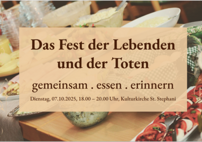 Das Bild zeigt ein liebevoll gedecktes Buffet für eine Veranstaltung mit dem Titel "Das Fest der Lebenden und der Toten". Es lädt ein zu gemeinsamem Essen und Erinnern, am 07. Oktober 2025 in der Kulturkirche St. Stephani, von 18:00 bis 20:00 Uhr.