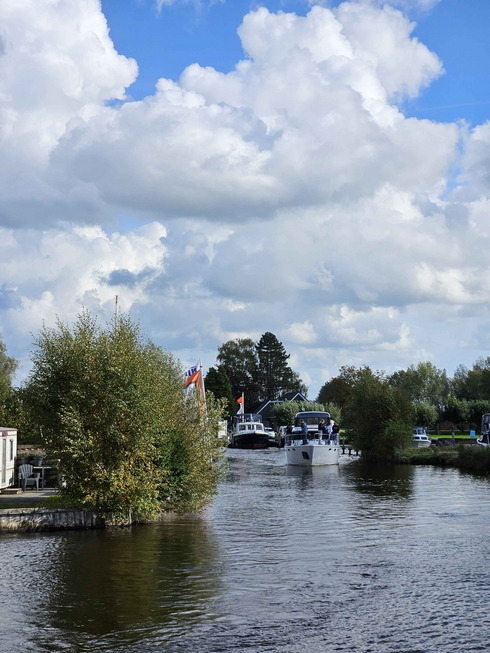 Ein Boot fährt aus der Hafeneinfahrt in Langelille.