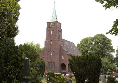 Friedhof mit Kirche und Bäumen