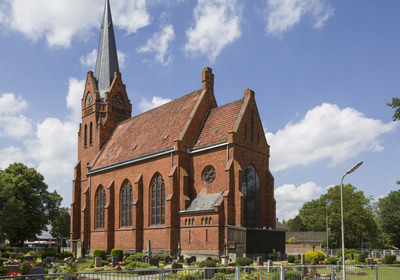 Kirchgebäude mit Friedhof