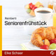 Das Bild zeigt ein Frühstückszubehör mit einem goldbraunen Croissant, Obststücken, Kaffee und Saft. Darüber steht der Titel „Seniorenfrühstück“ in großen, klaren Buchstaben. Der Hintergrund ist hell und schlicht, was den Fokus auf das Essen lenkt.