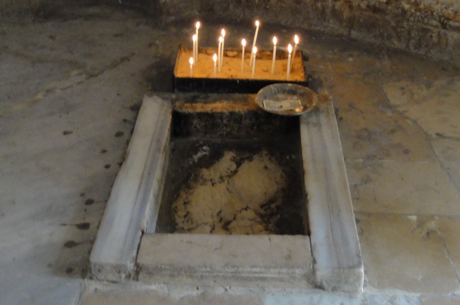 Letzter Fußabdruck Christi in der Himmelfahrtskapelle auf dem Ölberg in Jerusalem (um 1150)